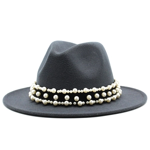 Vue détaillée du chapeau en laine gris foncé orné d'une bande à triple rang de perles