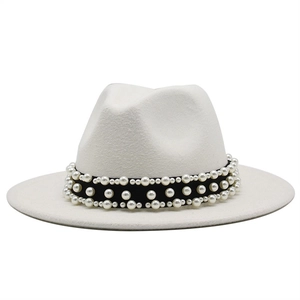 Détail d'un chapeau en laine avec ruban noir et triple rangée de perles d'imitation