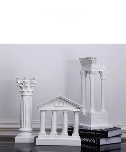 Lot de trois sculptures de colonnes grecques antiques en résine sur des livres