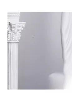 Détail d'une base de colonne romaine blanche avec des sculptures de feuilles d'acanthe