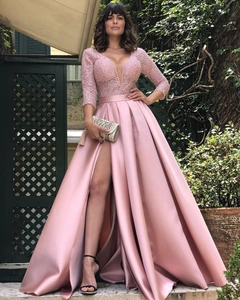 Détail de robe de soirée rose poudré avec dentelle à paillettes et jupe en satin à fente haute