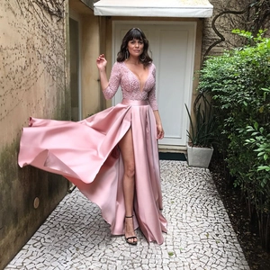 Détails de la robe de soirée rose avec corsage à paillettes et jupe en satin fendu