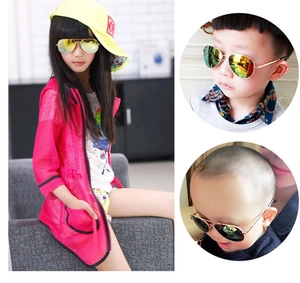 Detail of kids pilot sunglasses with gold metal frames and colored reflective lenses