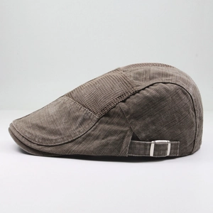 Detalle de la gorra plana marrón con malla transpirable y hebilla de metal ajustable