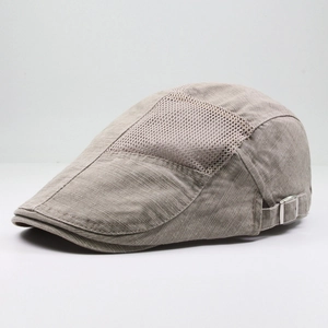 Detalle de la hebilla metálica ajustable y malla transpirable de la gorra