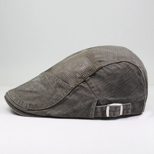 Detalle de gorra patchwork de lona marrón vintage y malla con hebilla de metal ajustable
