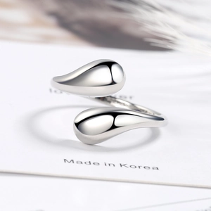 Minimalist silver interlocking teardrop open ring with a polished mirror finish