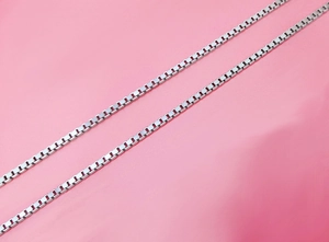 Makroaufnahme der 925 Sterling Silber Box-Kette Halskette auf pinkfarbenem Hintergrund