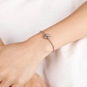 Minimalistisches Jungfrau-Sternzeichen Armband aus Silber mit Zirkonia am Handgelenk