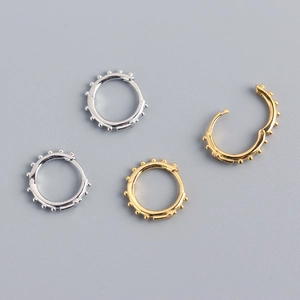 Détail des boucles d'oreilles créoles perlées en argent S925 doré et argenté