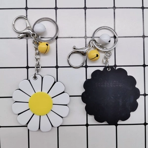 Portachiavi margherita in acrilico con petali bianchi, campanellino giallo e perla
