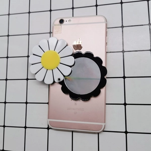 Dettaglio dell'accessorio specchio per trucco a margherita in acrilico su cellulare