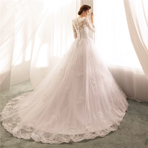 Robe de mariée élégante en dentelle à manches longues avec une traîne majestueuse