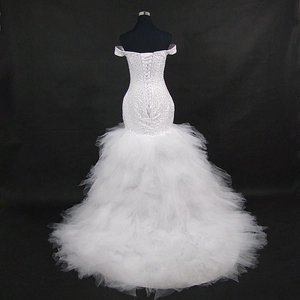 Robe de mariée sirène élégante avec laçage, épaules dénudées et traîne en tulle