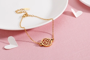 Détail macro d'un bracelet pendentif rose en or 14K avec fond en émail rouge vif