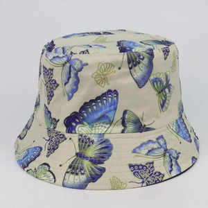Gros plan du motif papillon sur le tissu en coton beige du chapeau bob de protection