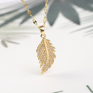 Women Titanium Steel Feather Pendant Necklace 18K Gold Plated Zirconia Inlaid Clavicle Chain Minimalist Jewelry Accessory