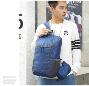 Dettaglio zaino blu navy impermeabile con tasche a rete laterali e mini astuccio
