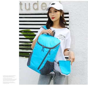 Zaino blu brillante impermeabile con tasche laterali in rete e custodia con coulisse abbinata