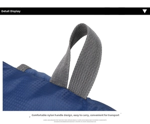 Dettaglio del manico in nylon grigio con cuciture rinforzate su uno zaino pieghevole blu