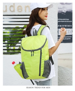 Dettaglio della tasca laterale a rete dello zaino outdoor con borraccia in verde neon
