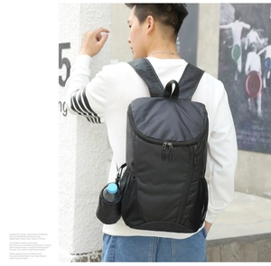 Vista laterale dello zaino outdoor nero con tasca a rete elastica per borraccia d'acqua