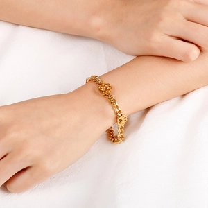 Eleganter goldener Edelstahl-Armband mit süßem Pfotenabdruck-Anhänger am Frauenhandgelenk