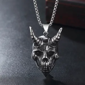 Collier gothique en acier inoxydable avec crâne à cornes et pendentif croix