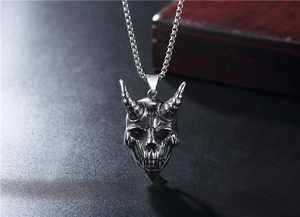 Collier avec pendentif crâne de démon gothique argenté aux détails gravés avec chaîne
