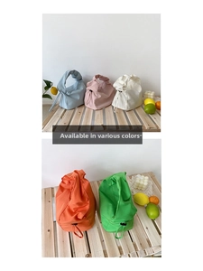 Vue détaillée de sacs à bandoulière en tissu léger en cinq couleurs pastel vives