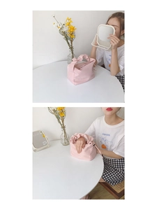 Détail du sac à main rose avec poignée froncée au style minimaliste pour le printemps