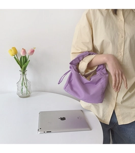 Détail du sac à bandoulière plissé violet clair avec poignée souple et texture nylon