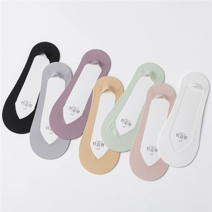 Détail de chaussettes invisibles sans couture en sept couleurs avec silicone antidérapant