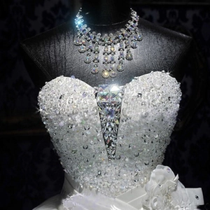 Prachtige witte trouwjurk met pailletten, hartvormige halslijn en luxe sprankelende strass