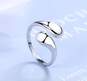 Vista macro di un anello in argento sterling S925 con design a goccia lucido