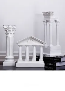 Détail de colonnes corinthiennes et ruines de temple grec en résine sur des livres