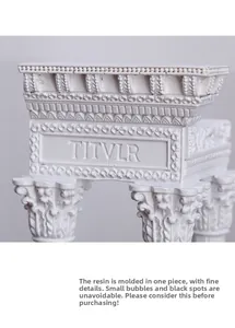 Vue détaillée de la colonne romaine en résine blanche avec gaufrage TITVLR et feuilles