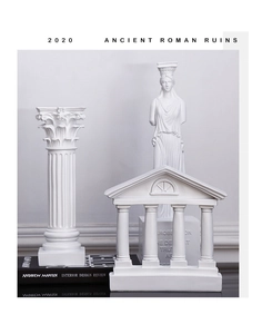Vue détaillée des colonnes corinthiennes blanches et modèles d'architecture grecque en résine