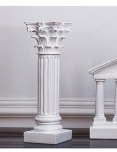 Vue détaillée de la colonne corinthienne en résine blanche avec feuilles d'acanthe et cannelures