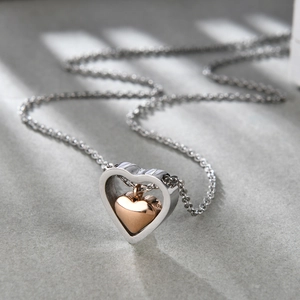 Collier mode avec deux pendentifs cœurs en argent et or rose en acier inoxydable femme