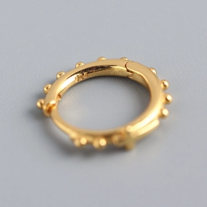 Créoles élégantes en argent 925 doré avec texture perlée et petit pendentif en croix