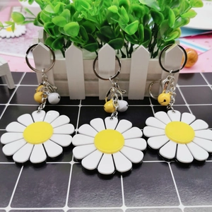 Portachiavi margherita in acrilico con campanellini e design floreale per accessori fai-da-te
