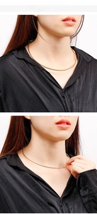 Poliertes Gold-Choker-Halsband am Modell mit schwarzem Satinhemd, Vorder- und Seitenansicht