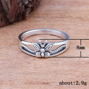 Anillo de mariposa plateado minimalista con borde de cuentas y 8mm de ancho