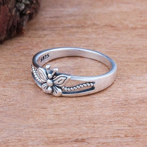 Anillo de mariposa minimalista en plata de ley S925 con banda texturizada sobre madera