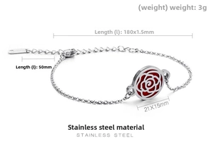 Détail du bracelet en acier inoxydable avec pendentif ajouré en forme de rose rouge