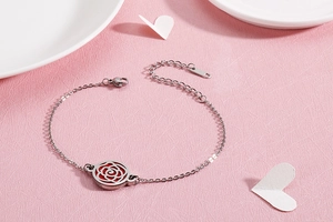 Bracelet en acier argenté avec pendentif rose rouge et chaîne à maillons réglable