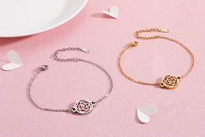Bracelets évidés en or rose et argent sur papier texturé rose avec décorations