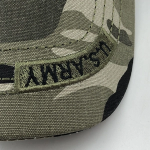 Vue détaillée de la broderie U.S. ARMY sur une casquette de baseball camouflage