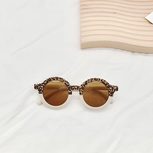 Detail view of round leopard print kids sunglasses with UV400 CE marking on lens
